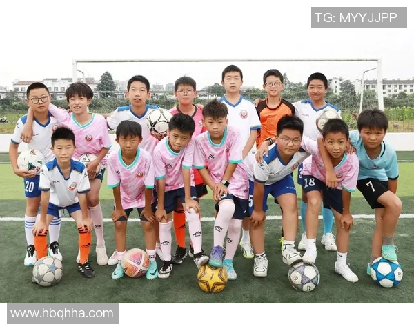 勇敢追梦在绿茵场上足球精神激励我们奋勇向前